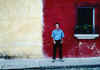 Antigua Guatemala, Michele davanti a casa rossa e gialla.jpg (38450 byte)