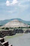 Teotihuacan, piramide del sole, 1998.jpg (78545 byte)