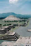 Teotihuacan, piramide del sole I, 1998.jpg (112386 byte)