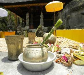 10a-bali-tempio-offerte-e-acqu