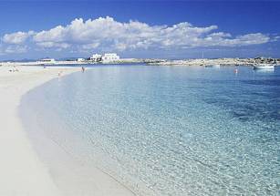 La spiaggia nella zona turistica di Es Pujols